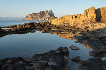 Peñón de Ifach. Rotsen weerspiegeld in de Middellandse Zee 1