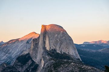 Zonsondergang op Half Dome vanaf Glacier Point in Yosemite National Park van Joost van Rekum