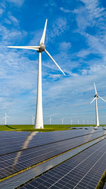 Éoliennes et panneaux solaires au bord d'un lac sur Sjoerd van der Wal Photographie