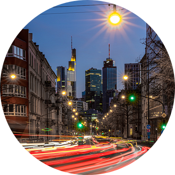 Lange belichting van een straat in de stad Frankfurt am Main Verkeer en straat leiden naar de skylin van Fotos by Jan Wehnert