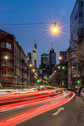 Lange belichting van een straat in de stad Frankfurt am Main Verkeer en straat leiden naar de skylin