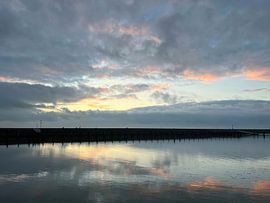 Coucher de soleil dans le port de Harlingen