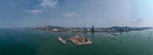 Vue aérienne du port et du littoral de Si Racha, Thaïlande