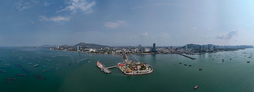 Vue aérienne du port et du littoral de Si Racha, Thaïlande par Franklin Driessen