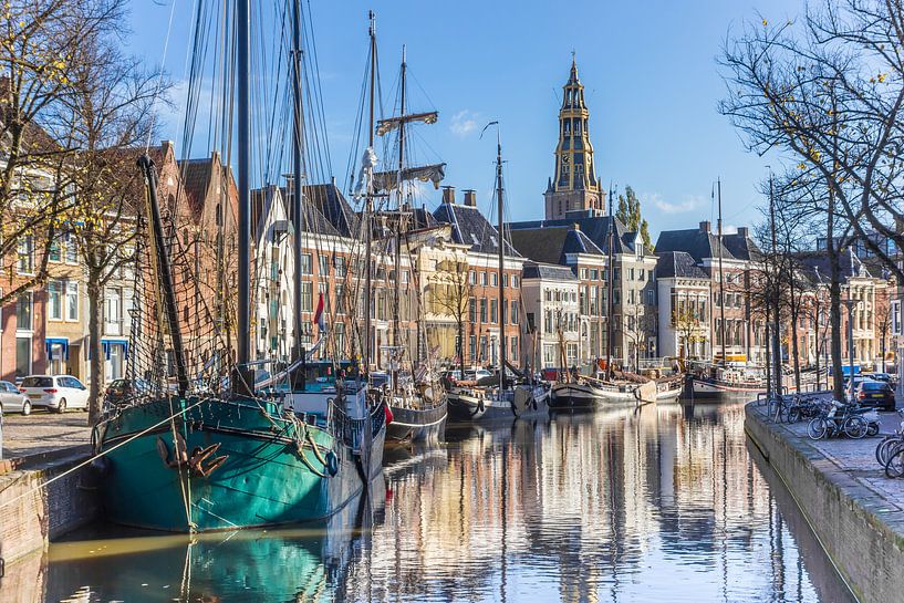 Navires et vieilles maisons à Groningue par Marc Venema