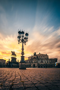 Semperoper in Dresden am abend mit Sonnenuntergnag