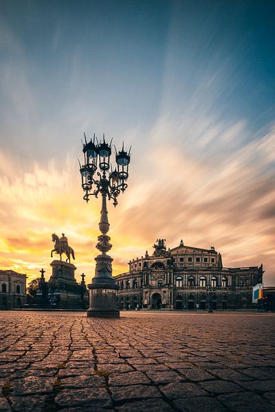 Semperoper in Dresden in de avond met zonsondergang van Fotos by Jan Wehnert
