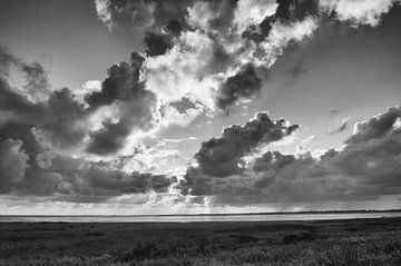 Wolken over de Waddenzee Borkum Duitsland van Richard Wareham