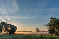 Lever du soleil sur les champs brumeux de Flandre dans l'Ommeland de Bruges par Mike Maes Aperçu