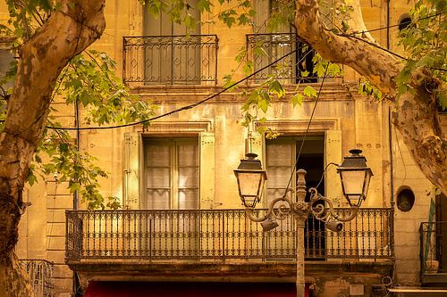 Ancien balcon français avec lanterne