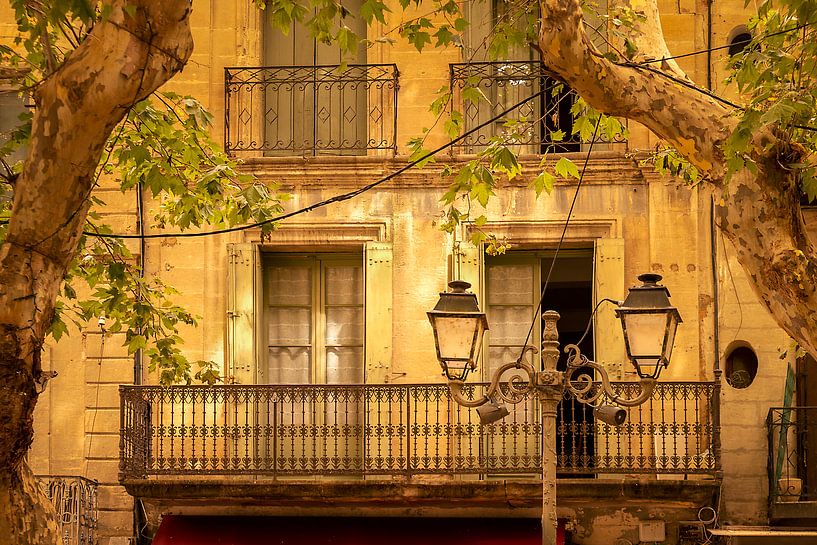 Ancien balcon français avec lanterne par Halma Fotografie