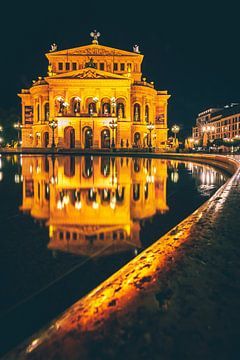 The Old Opera House in Frnakfurt at night and mirrored by Fotos by Jan Wehnert
