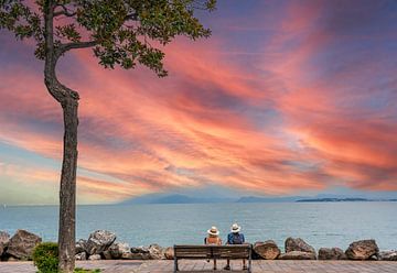 Landschaft am Gardasee mit zwei Rentnern auf einer Bank von Animaflora PicsStock