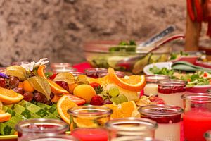 Buffet de fruits frais avec variété de desserts