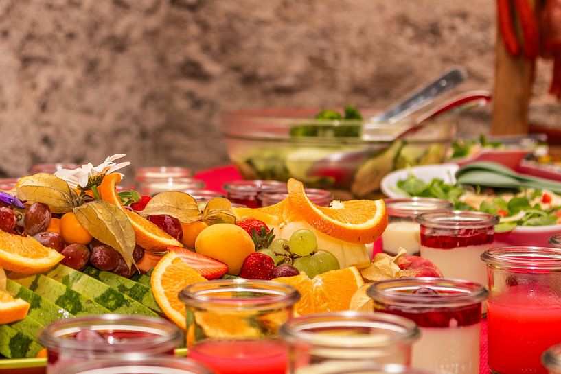 Frisches Obstbuffet mit Dessertvielfalt von Mixed media vector arts