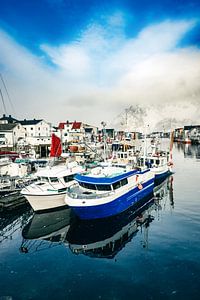 Fischerboote in Henningsvaer im Winter auf den Lofoten in Norwegen