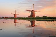 Reflet de deux moulins à vent traditionnels dans l'eau au coucher du soleil par iPics Photography Aperçu