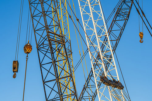 Imposante Kräne in diagonaler Anordnung