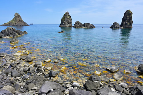 La côte d'Acitrezza, avec les Faraglioni, ces îles cyclopéennes empreintes de mystère, et ses eaux cristallines