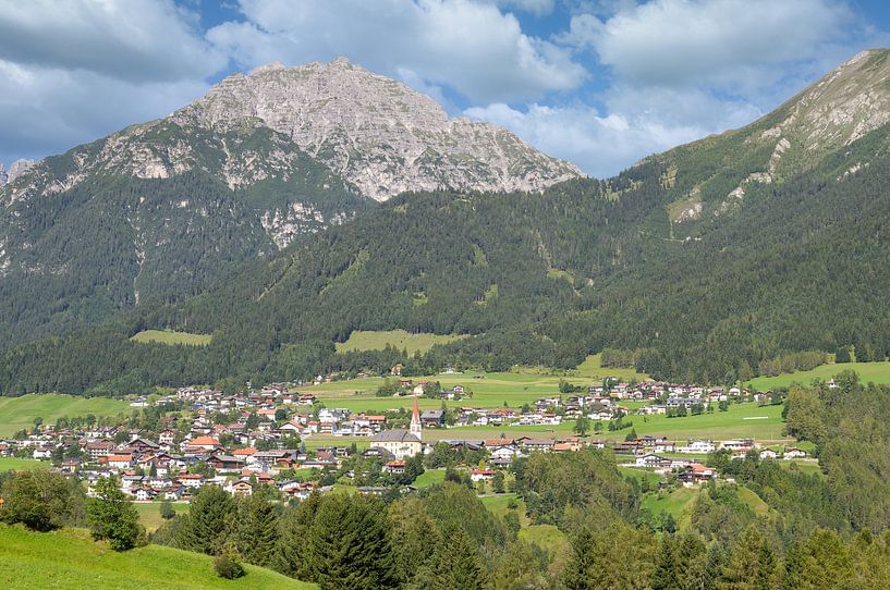 Uitzicht op het vakantieoord Telfes im Stubai van Peter Eckert