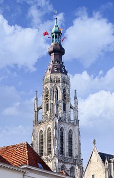 Geschmückter Kirchturm vor wolkenblauem Himmel von Tony Vingerhoets