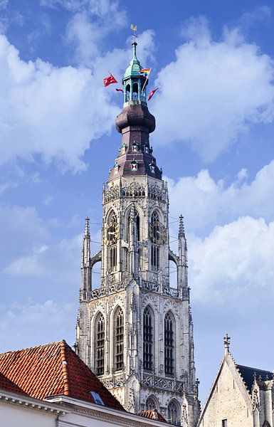 Geschmückter Kirchturm vor wolkenblauem Himmel von Tony Vingerhoets