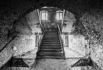 Un des escaliers dans un bâtiment abandonné sur Gonnie van de Schans