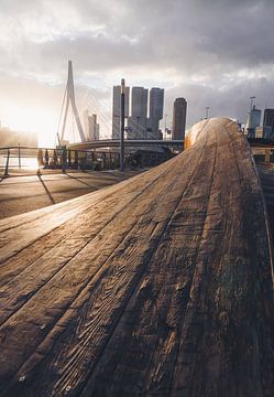 Houten Golven en Stadsiconen – Rotterdam in Warm Licht van Hendrik Karremans