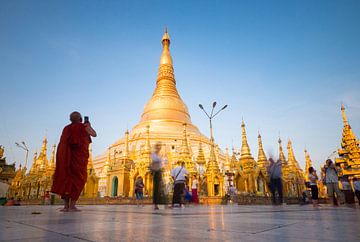 Buddhistischer Mönch an der Shwedagon-Pagode in Yangon von Teun Janssen