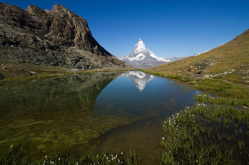 De Matterhorn spiegelend in de Riffelsee in het prachtige Zwitserland par Paul Wendels