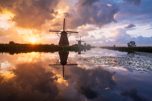 Molens bij Kinderdijk tijdens zonsopkomst