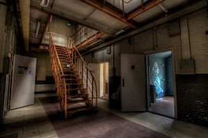 Escaliers dans une prison abandonnée sur Eus Driessen