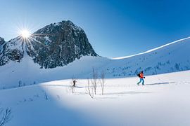 Skitochten in de winter in Hester bij Senja van Leo Schindzielorz
