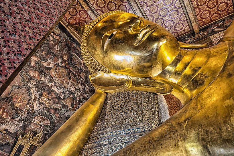 Wat Pho reclining golden Buddha by Bernd Hartner