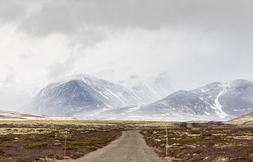 Verschneite Berge in Norwegen von Marcel Kerdijk