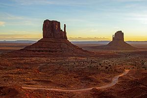 Monument Valley bei Sonnenuntergang, Utah und Arizona, Amerika