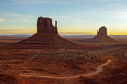 Monument Valley bij zonsondergang, Utah and Arizona, Amerika