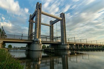 Gouwespoorbrug Hoge Gouwebrug over het Gouwekanaal bij Gouda van Robin Verhoef