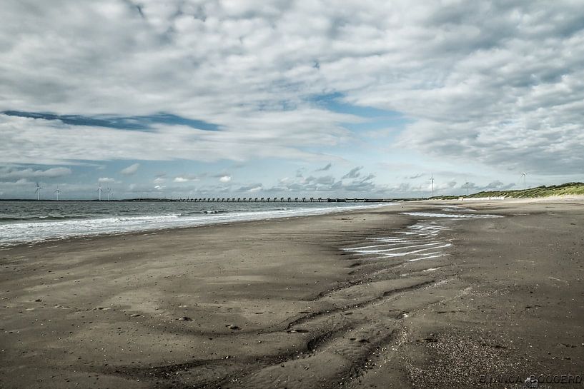 Strand in Zeeland bij Oosterscheldekering. van Bianca Boogerd