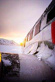 Wrack einer DC-3 in einer verschneiten Landschaft bei Sonnenuntergang, Eyvindarholt, Island von René Wiegmink