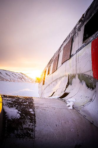 Wrack einer DC-3 in einer verschneiten Landschaft bei Sonnenuntergang, Eyvindarholt, Island