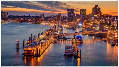 Haven van Hamburg op het blauwe uur - lichten over de Elbe