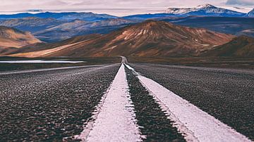 IJslandse weg met uitzicht op Landmannalaugar van Thomas Heitz