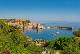 Blick auf die Bucht von Collioure mit dem alten Leuchtturm und dem Wellenbrecher, Collioure, Pyrénée
