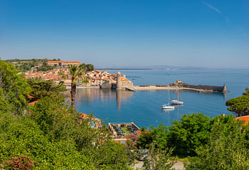 Vue d'ensemble de la baie de Collioure avec l'ancien phare et la digue, Collioure, Pyrénées-Oriental