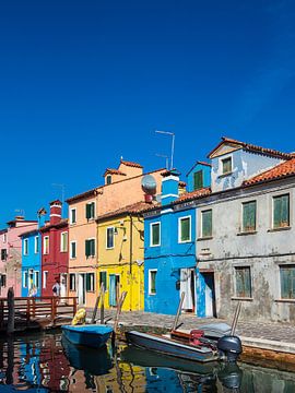 Kleurrijke gebouwen op het eiland Burano bij Venetië, Italië van Rico Ködder