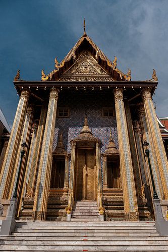 Prachtige symmetrische foto van een kleurrijke tempel in het Wat Phra Kaew tempel complex, Grand Palace