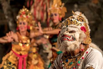 Hanuman bij het Ramayana Ballet, Bali, Indonesië van Peter Schickert