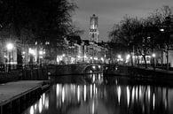 Zicht op Zandbrug en Oudegracht in Utrecht vanaf de Bemuurde Weerd, ZWART WIT van Donker Utrecht thumbnail