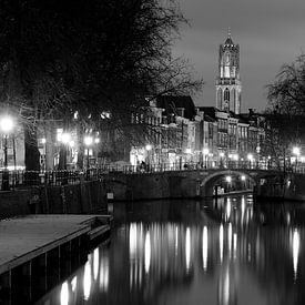 Zicht op Zandbrug en Oudegracht in Utrecht vanaf de Bemuurde Weerd, ZWART WIT van Donker Utrecht